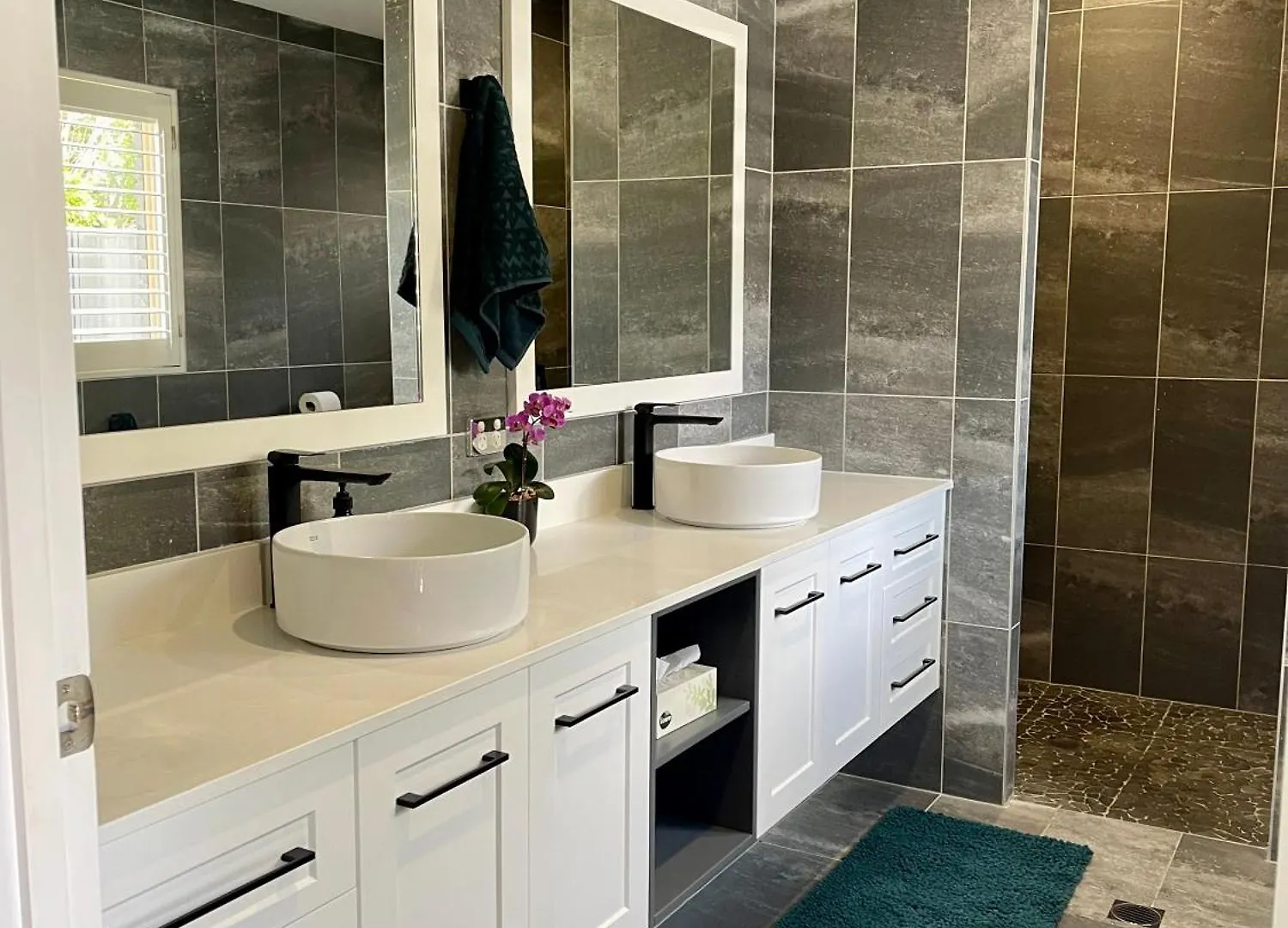 Private, Modern 2 Bedroom Apartment Thornlands Australia